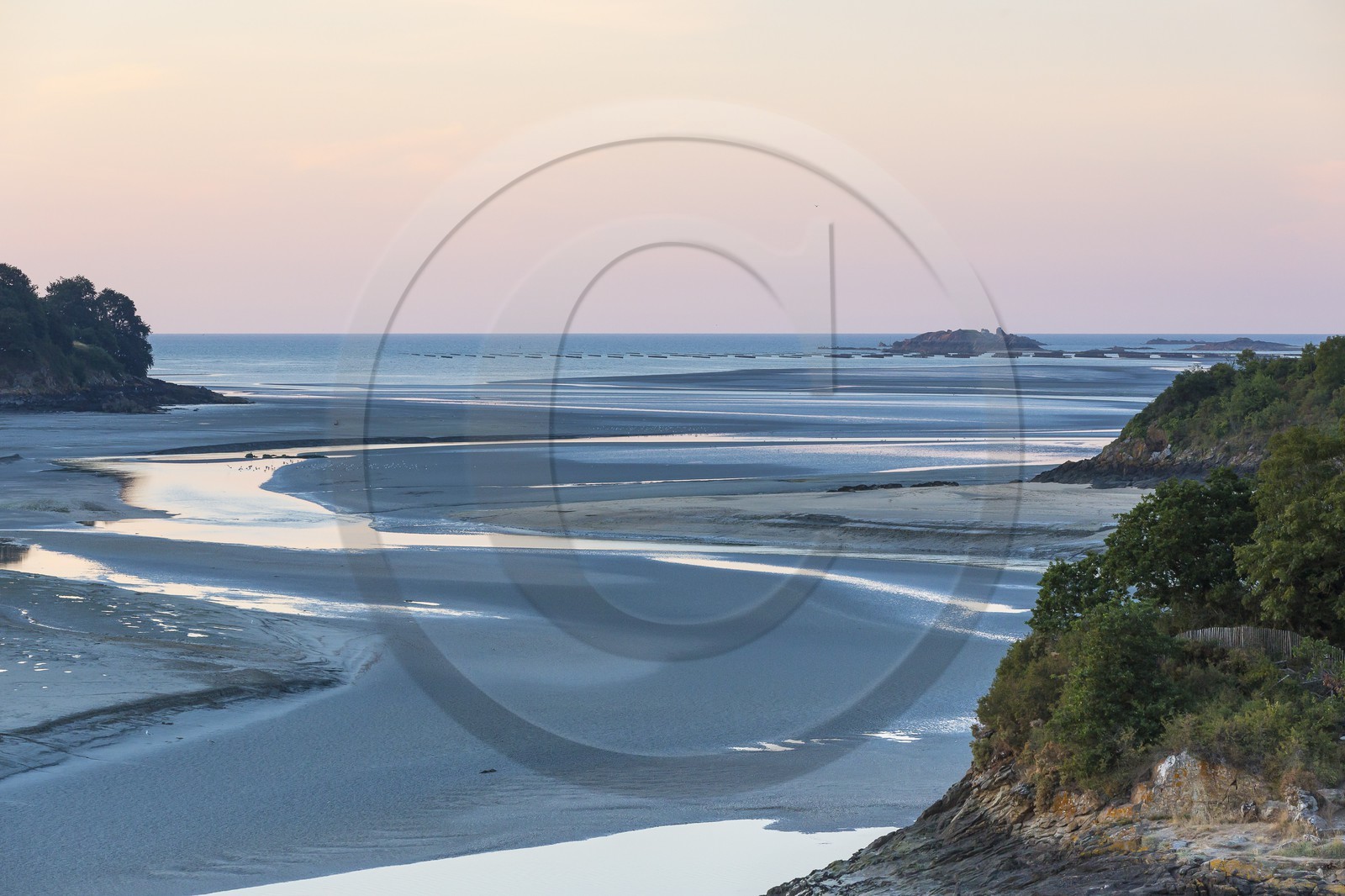 L' Arguenon, fleuve côtier du département des côtes d' Armor se jettant dans la Manche. Créhen ( 22 ). En arrière-plan, l' archipel des Ebihens.