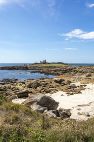 La pointe de Trévignon et son château vu depuis la plage de Trez Cao à Trégunc _ Finistère