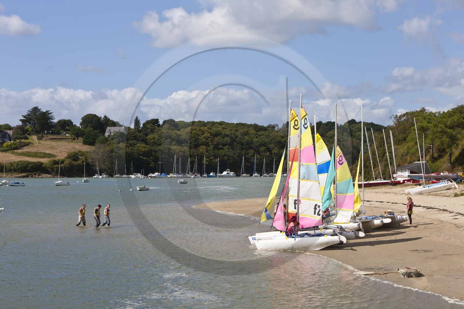 Ecole de voile à l' embouchure de la Laïta. Guidel.