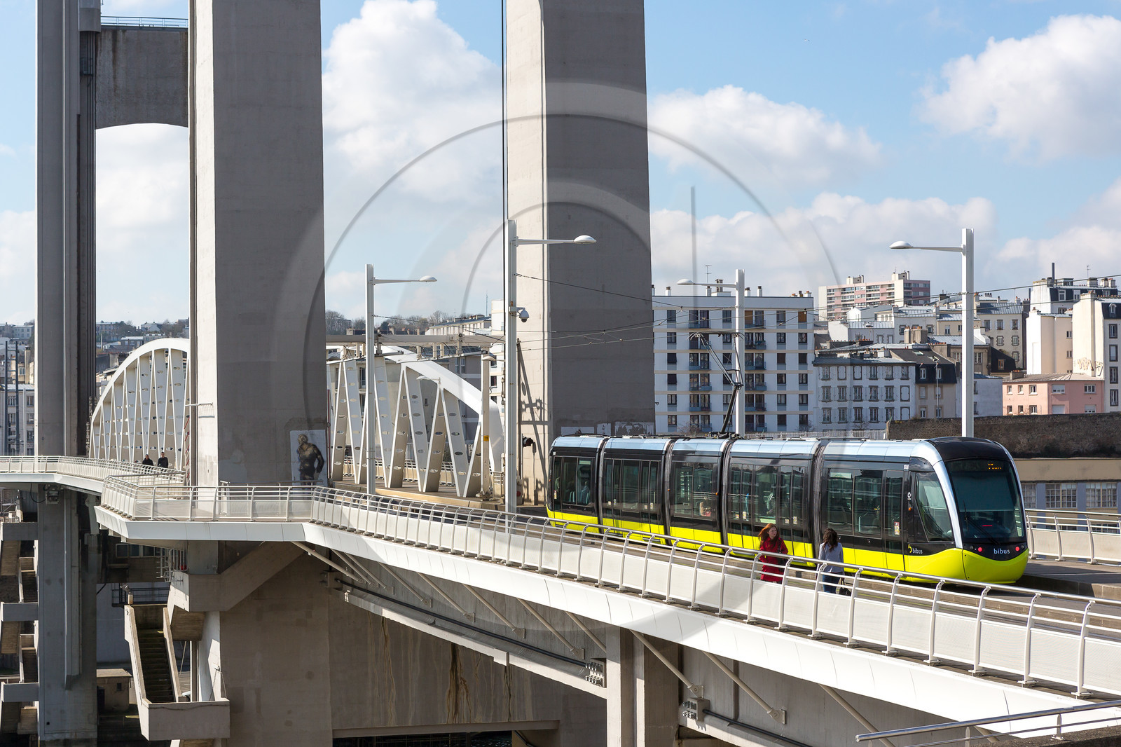 Tramway sur le pont de la Recouvrance à Brest