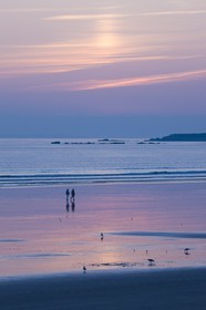 Promeneurs sur la plage de Kerhillio à Erdeven.