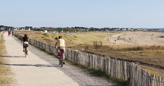 Cycling along the beach of Pen-er-Malo in Guidel