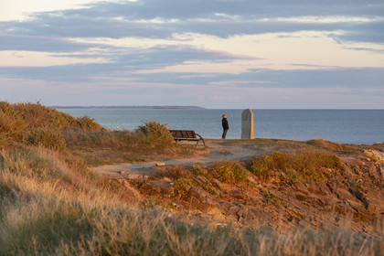 Stele to the emigrants between Légenèse and Ty Bihan