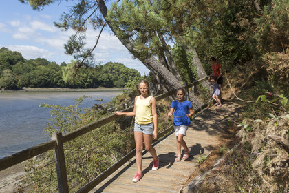 Family walk along the Laïta in Guidel
