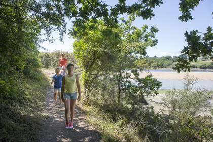Family walk along the Laïta in Guidel