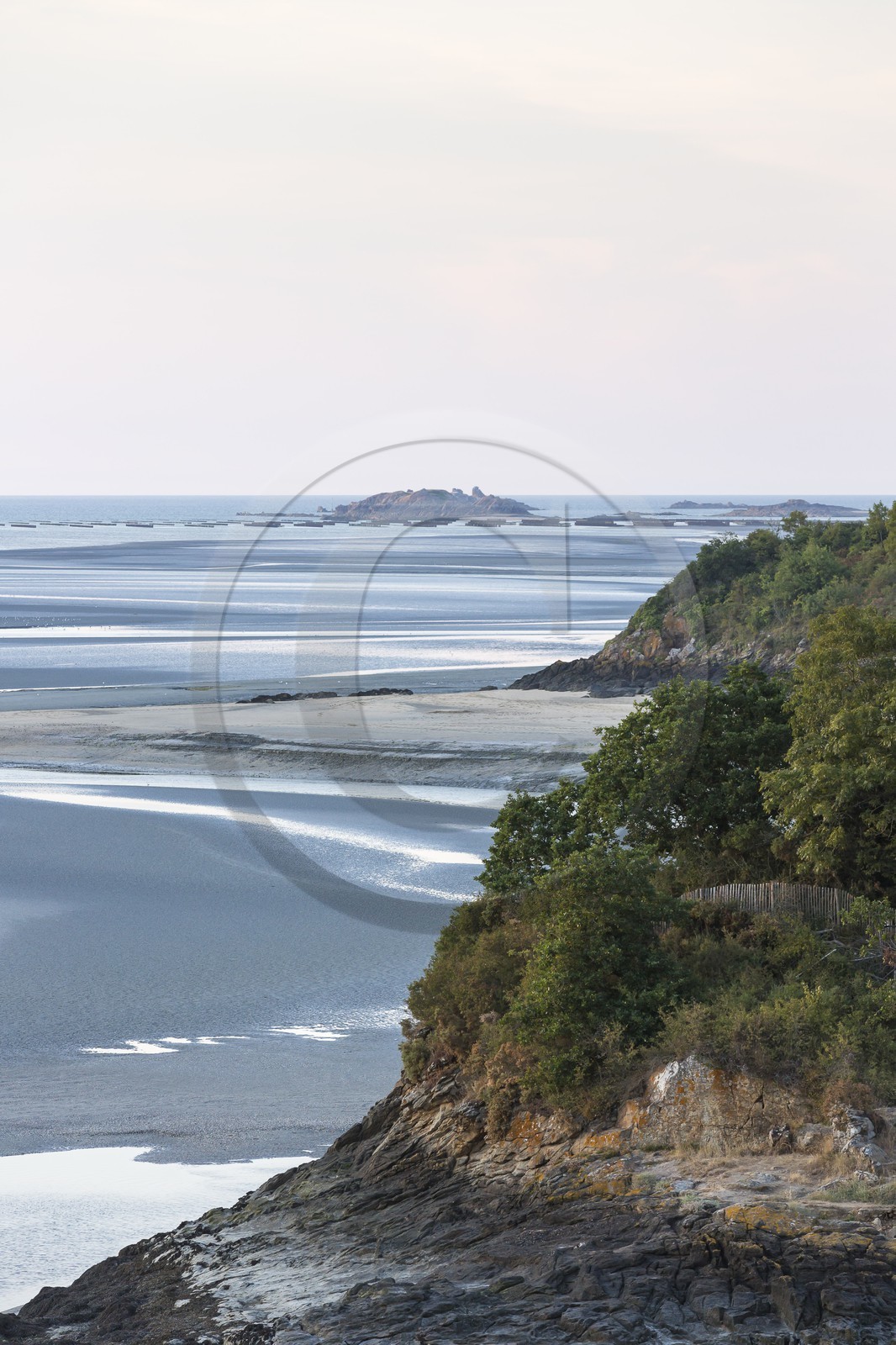 L' Arguenon, fleuve côtier du département des côtes d' Armor se jettant dans la Manche. Créhen ( 22 ). En arrière-plan, l' archipel des Ebihens.