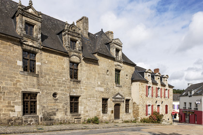 Pont-Scorff_Place de la maison des princes. Le manoir  la maison des princes  à été réhabilité en mairie. Datant du début du XVI ème siècle, ce bâtiment est classé au titre des monuments historiques depuis 1932f