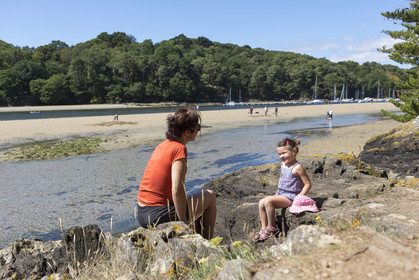 Family walk along the Laïta in Guidel
