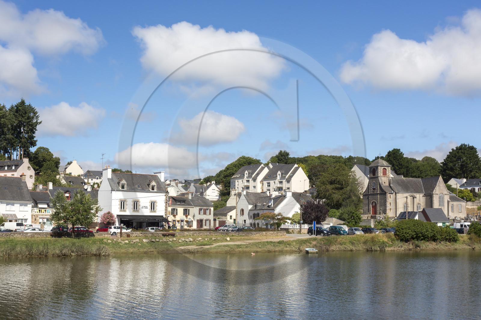 Hennebont vu depuis le Blavet