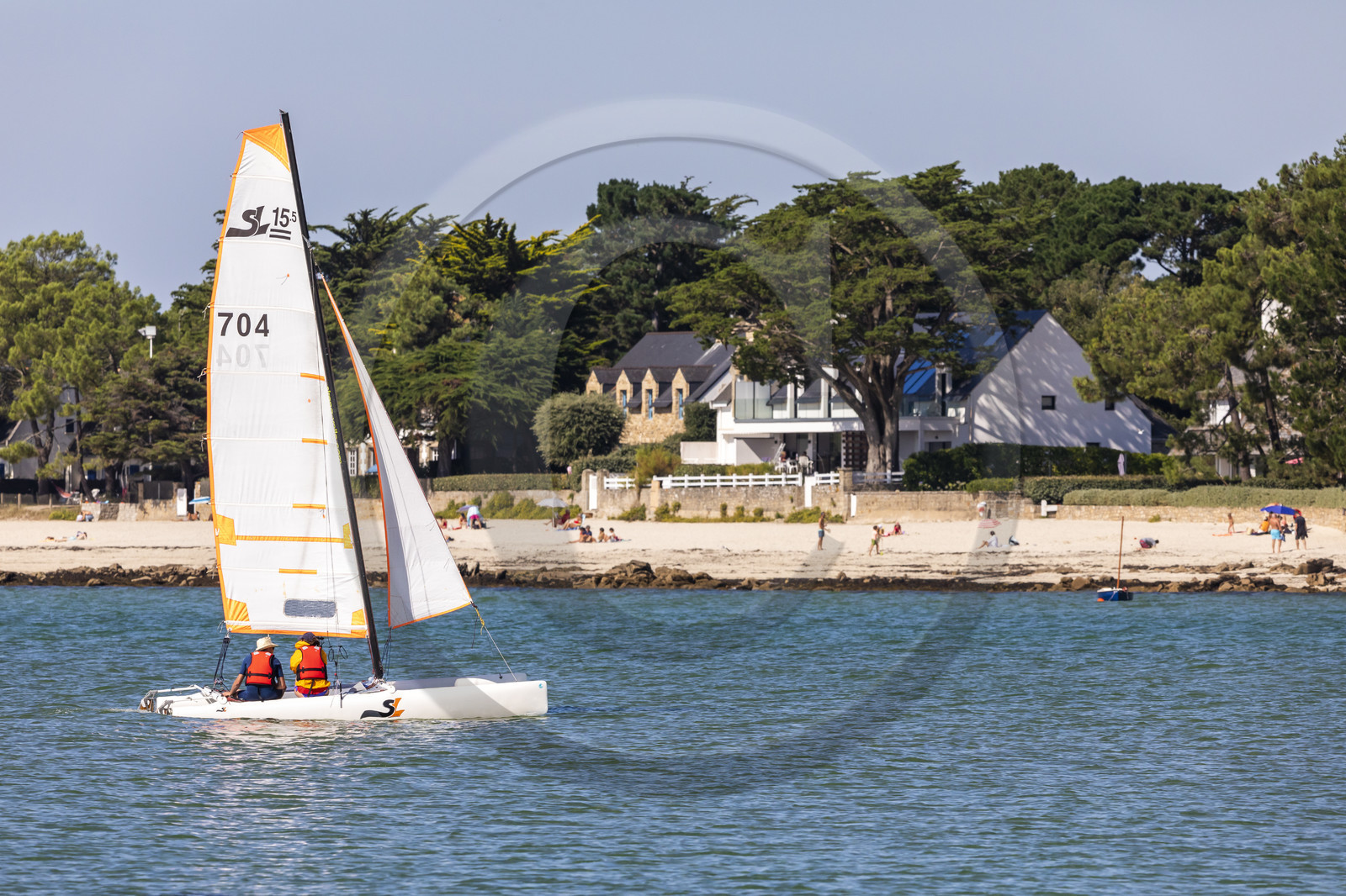 Catamaran devant la plade de Beaumer à Carnac