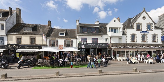 Terrasses sur le port de la Trinite sur mer.