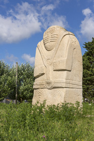 Sculpture of the dune people _ Gavres