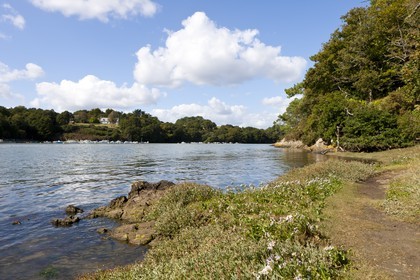 Pedestrian path along the river  La Laïta _Guidel