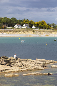 Fisherman on the tip of Kerjean in the town of Trégunc. In the background, the beach of Kersidan.