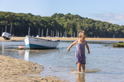 Family walk along the Laïta in Guidel