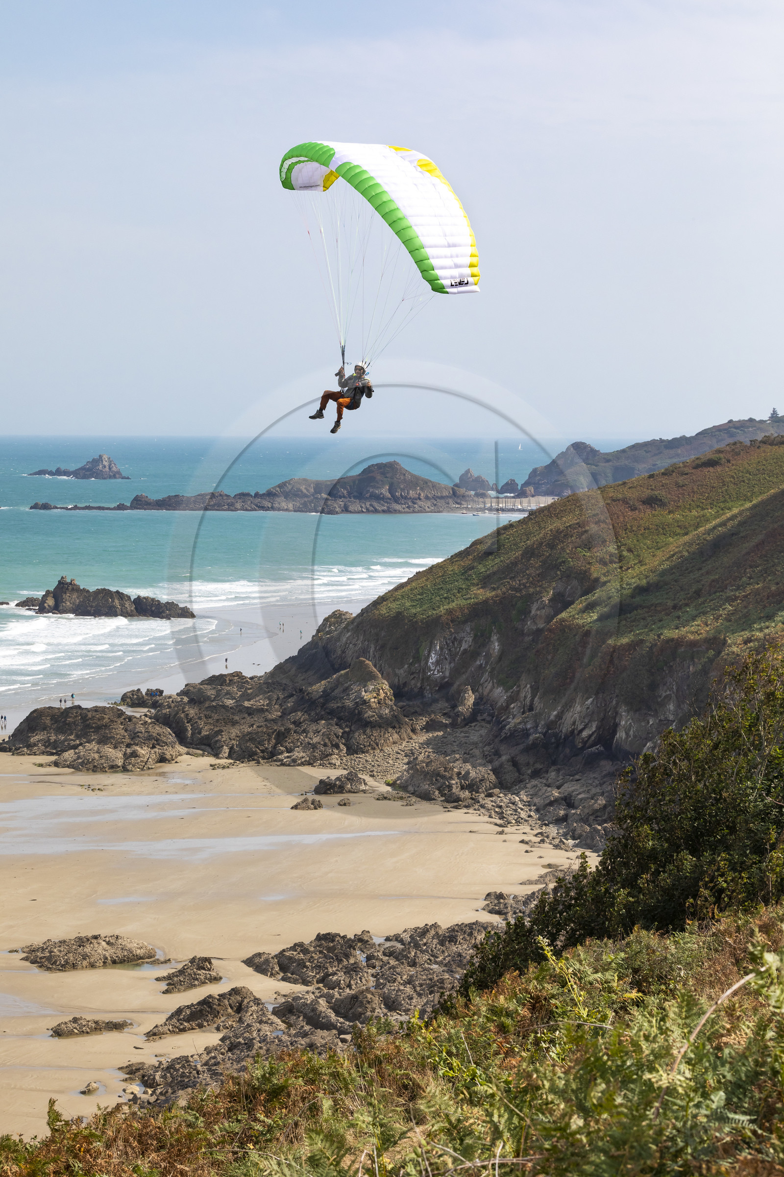 Parapente le long des falaises de Plouha