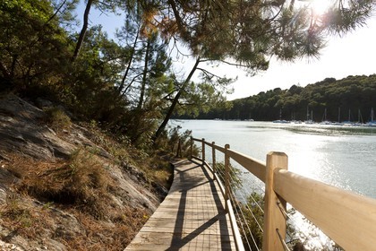 Pedestrian path along the river  La Laïta _Guidel