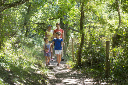 Family walk along the Laïta in Guidel