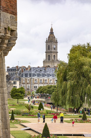 Jardin des remparts et église St Patern à Vannes