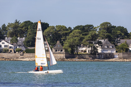 Catamaran devant la pointe Churchill à Carnac