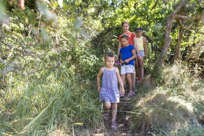 Family walk along the Laïta in Guidel