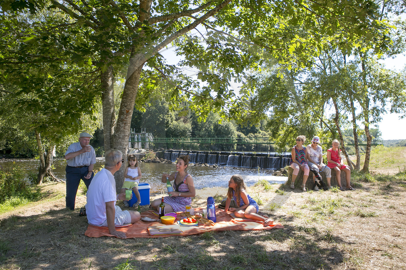 Pique-nique à l'écluse de Minazen le long du Blavet. Languidic