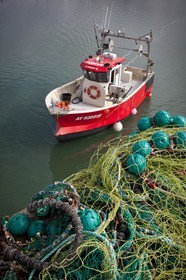 bateau de peche rentrant au port _ la trinité sur mer.