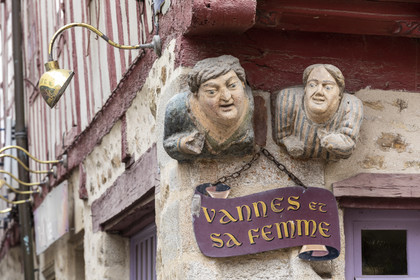 Sculpture of Vannes and his wife