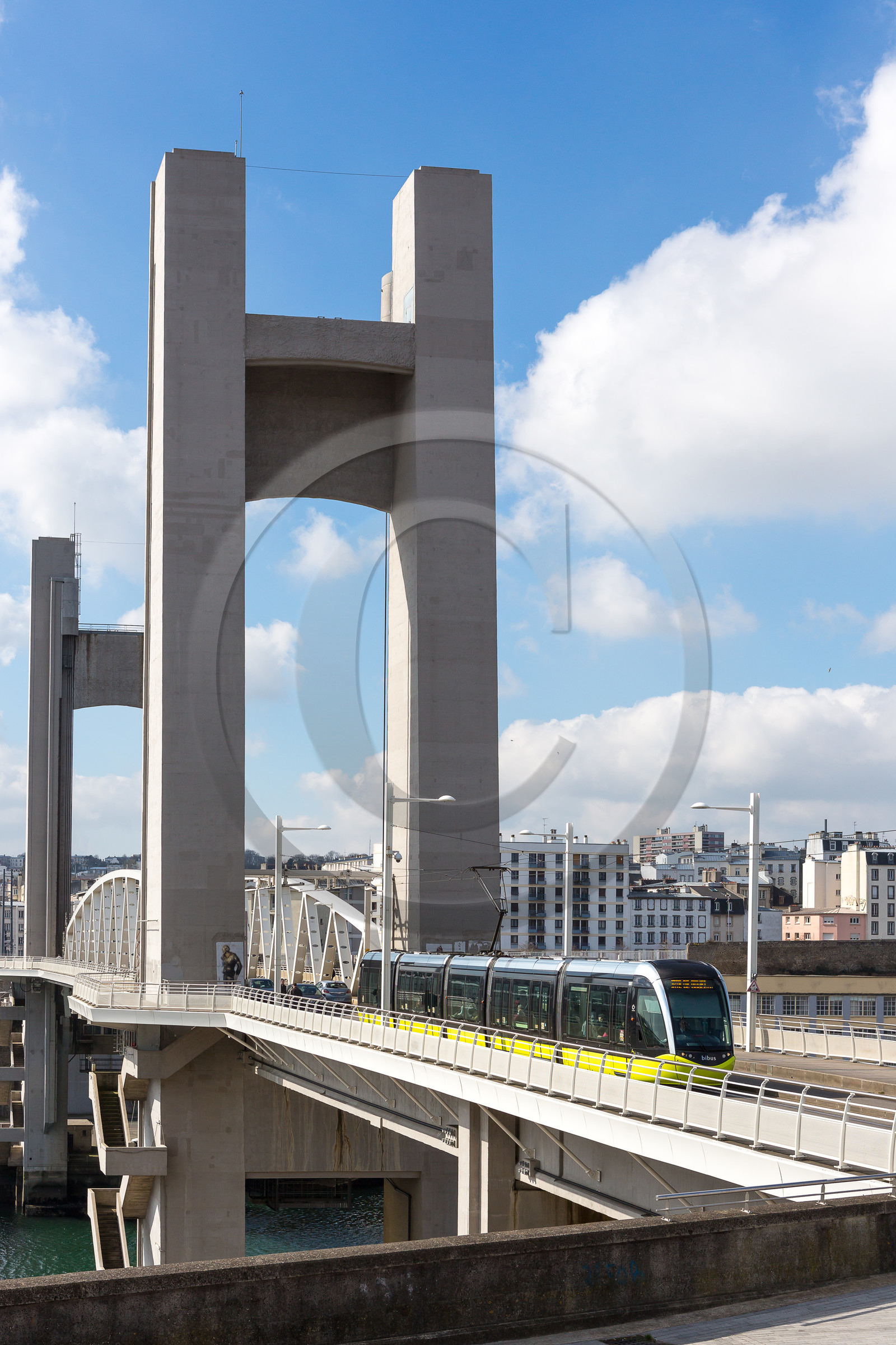 Tramway sur le pont de la Recouvrance à Brest