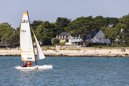 Catamaran devant la plade de Beaumer à Carnac