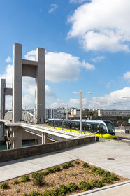 Tramway sur le pont de la Recouvrance à Brest
