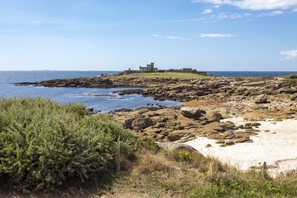 La pointe de Trévignon et son château vu depuis la plage de Trez Cao à Trégunc _ Finistère
