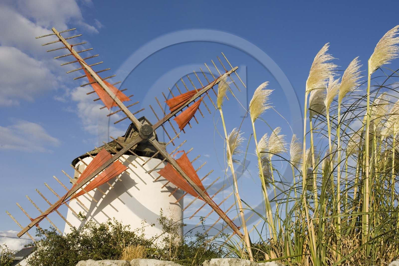 Construit en 1805, le moulin du Narbon à Erdeven à été restauré en 1989 par l'association Les amis du Moulin du Narbon après avoir été partiellement détruit lors d'une tempête mémorable en 1987. (56410)