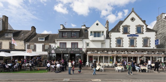 Terrasses sur le port de la Trinite sur mer.