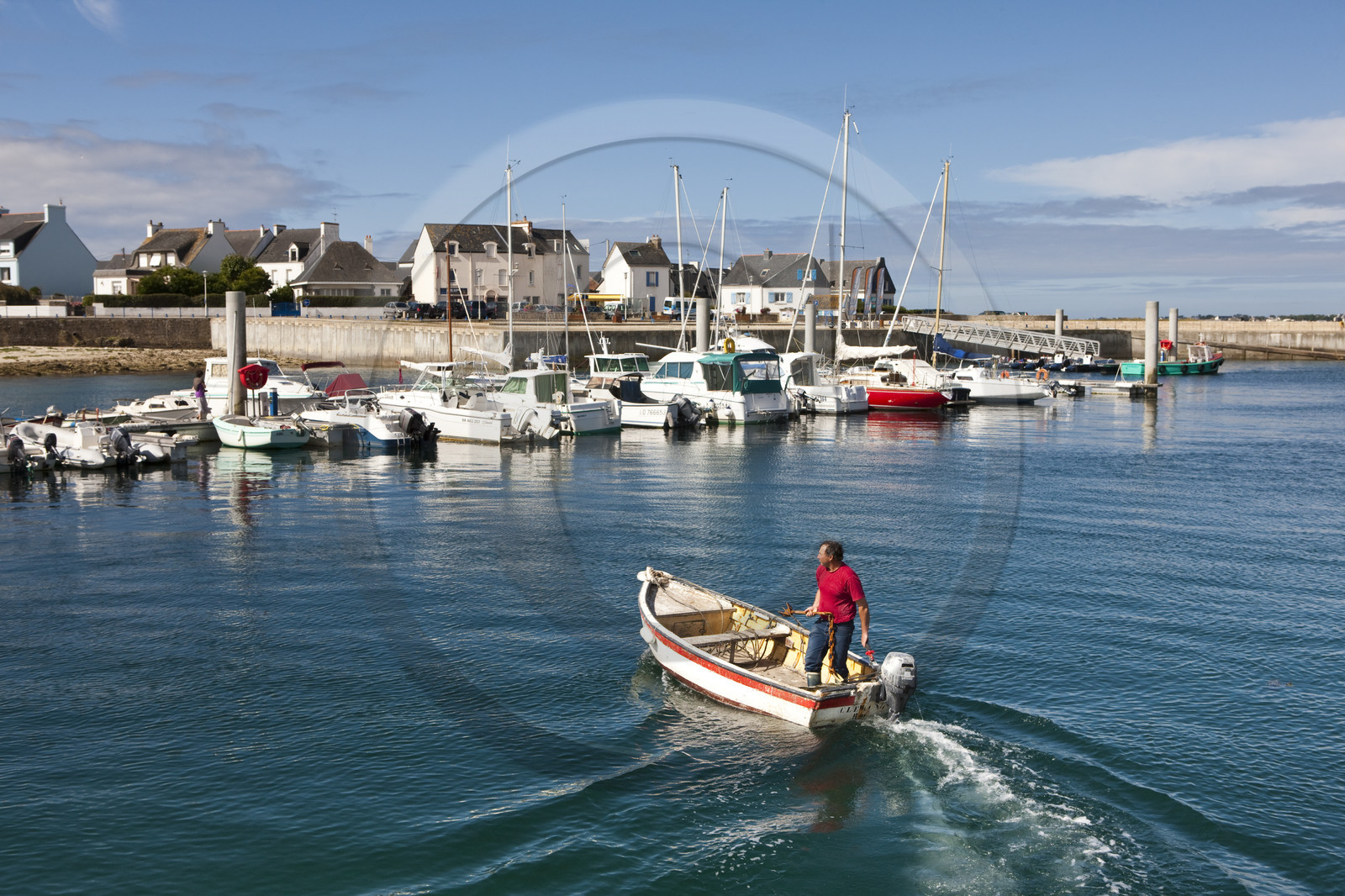 Pêcheur entrant dans le port de Gavres