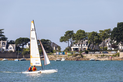 Catamaran devant la pointe Churchill à Carnac