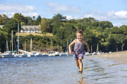 Family walk along the Laïta in Guidel